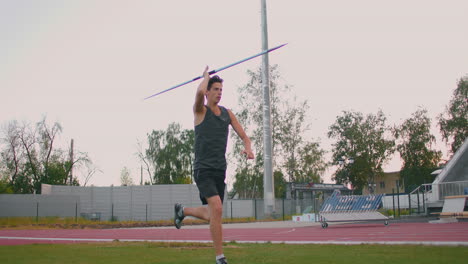 Un-Atleta-Masculino-Lanza-Jabalinas-En-Un-Estadio-A-Cámara-Lenta.-Programa-Olímpico-De-Lanzamiento-De-Jabalina-De-Atletismo